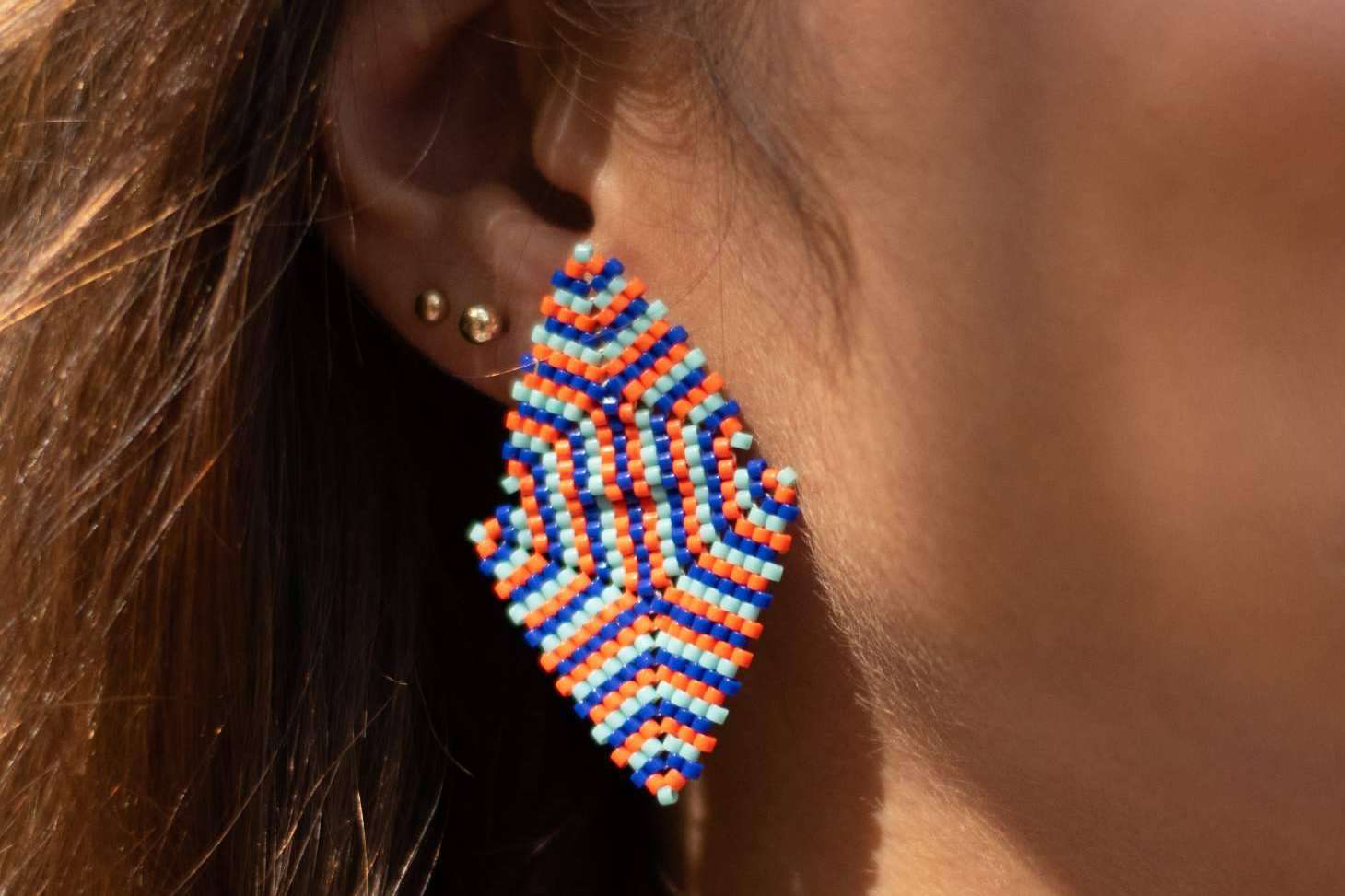 El impacto de piezas coloridas en verano; la joyería artesanal colombiana y los bolsos wayuu