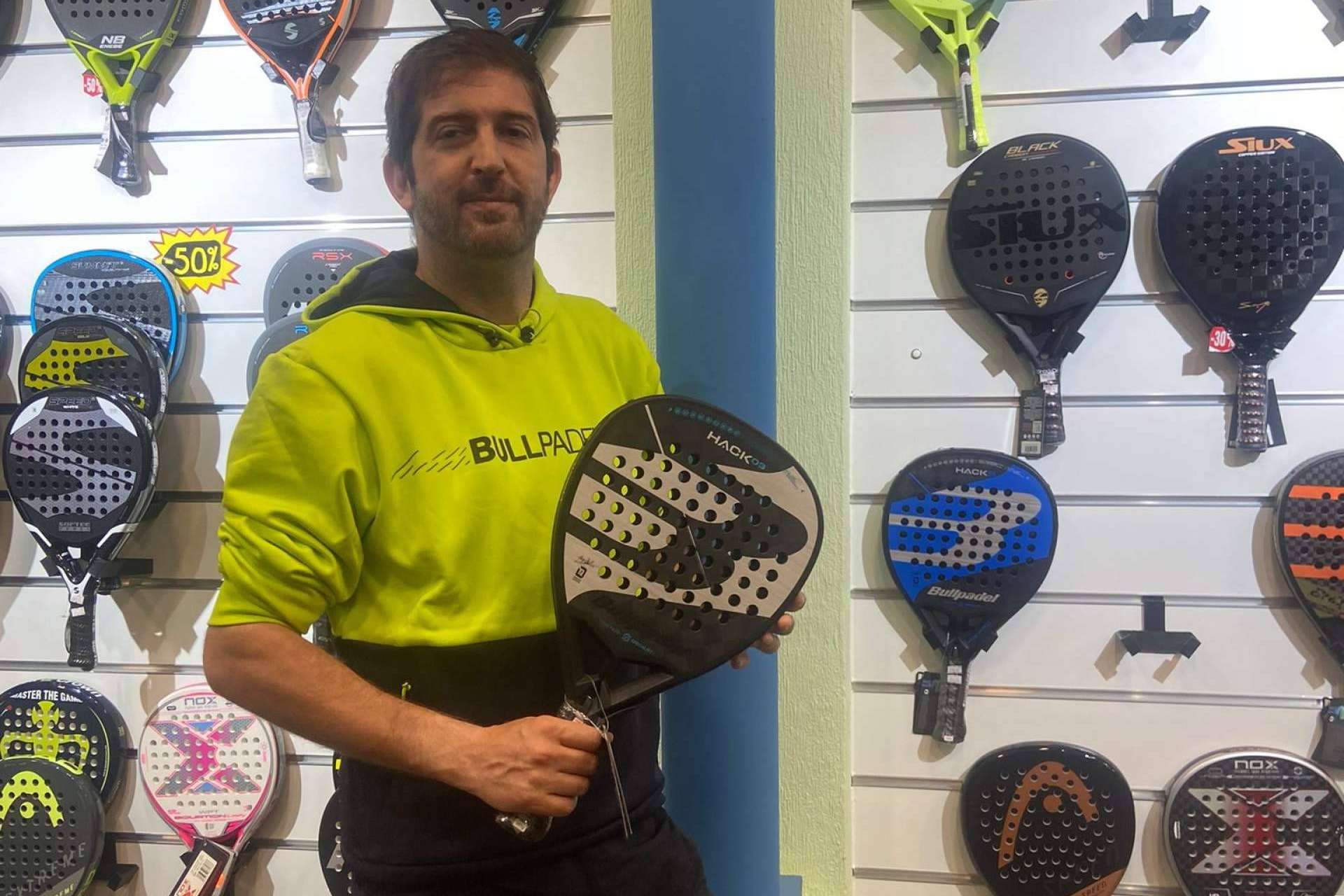 La pala de Paquito Navarro bullpadel hack 03 está disponible en Padel Miraflores