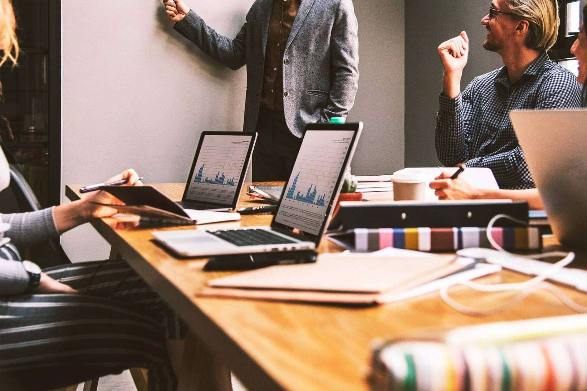 Cómo impulsar el bienestar y la productividad con el interiorismo de oficinas