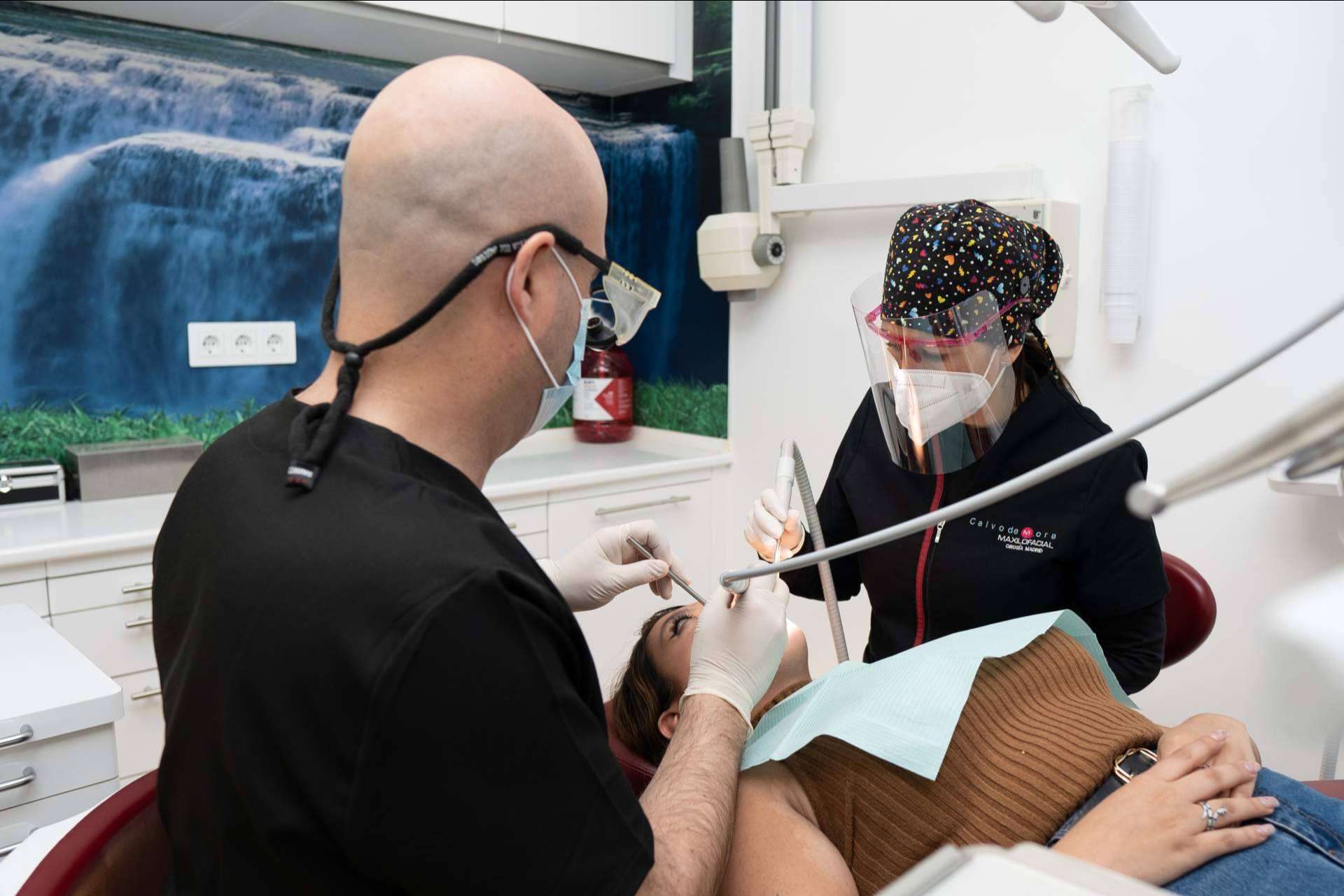 ¿Cómo corregir la sonrisa gingival? Con los expertos de la Clínica Calvo de Mora