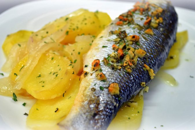 ¿Cómo se marida una lubina con patatas y cebolla de manera ideal?