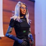 La robot humanoide que puede suplantar a los CEO más importantes del mundo