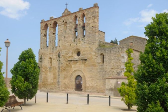 Desde Girona (unos 45 minutos, aproximadamente 40 kilómetros)