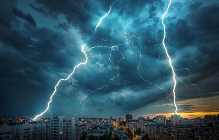 Las recomendaciones de la OCU para reclamar al seguro los daños por tormentas y lluvias torrenciales 11 Merca2.es relampagos 1 Merca2.es