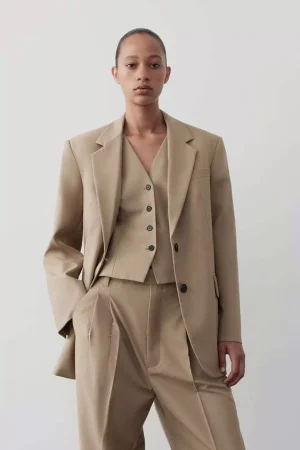 10 prendas que Zara ha rebajado antes de tiempo con las que vestirás impecable 3 Merca2.es 16982371783397 Merca2.es