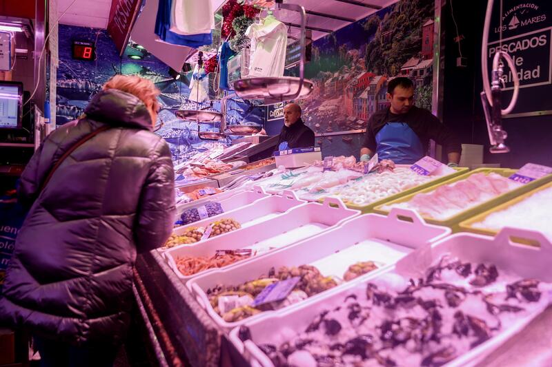Los consumidores reducen la compra de pescado, carne y aceite de oliva por alza de los precios, según la OCU