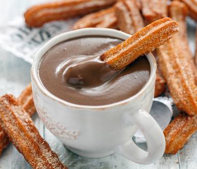 Receta de chocolate con churros caseros ¡para chuparse los dedos!