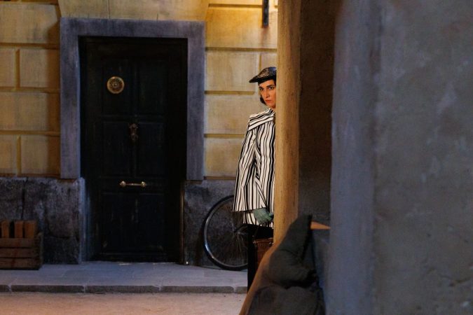 Carla acecha en la corrala