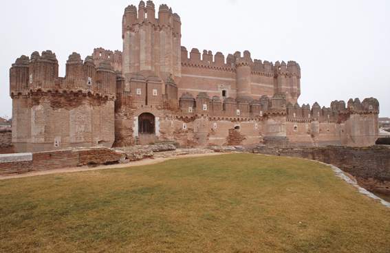 Castillo de Coca: conoce la increíble  fortaleza mudéjar que resalta sobre la llanura segoviana