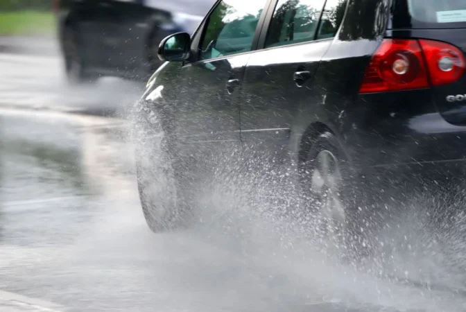 Consejos de la DGT para conducir con lluvia y evitar accidentes 9 Merca2.es