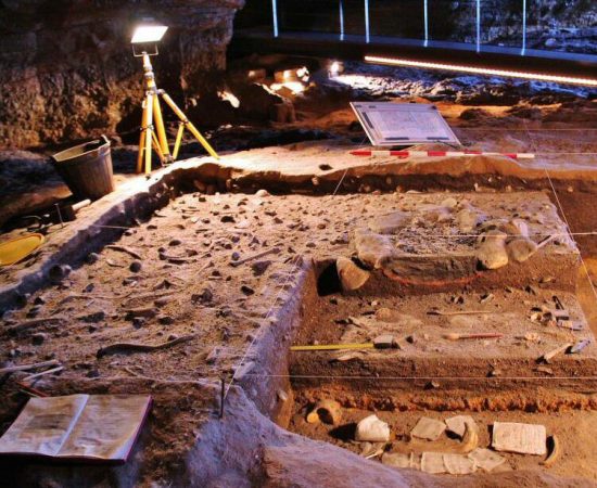 Descubrimiento de la cueva y la vida urbana de la cueva