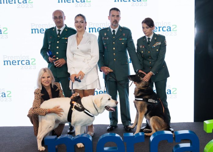 ugenia Martínez de Irujo el Premio a profesionales extraordinarios al Equipo Canino Fuerzas y Cuerpos de Seguridad del Estado.