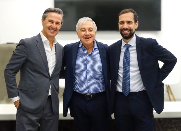 El doctor Ricardo Ruiz con Hugo Brik y con el doctor Pedro Rodriguez Merca2.es