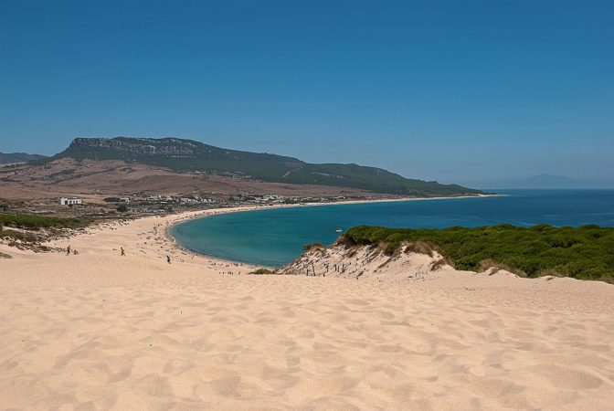 Descubre el paraíso bajo el sol: las mejores playas de España 1 Merca2.es Ensenada de Bolonia 2009003 Merca2.es