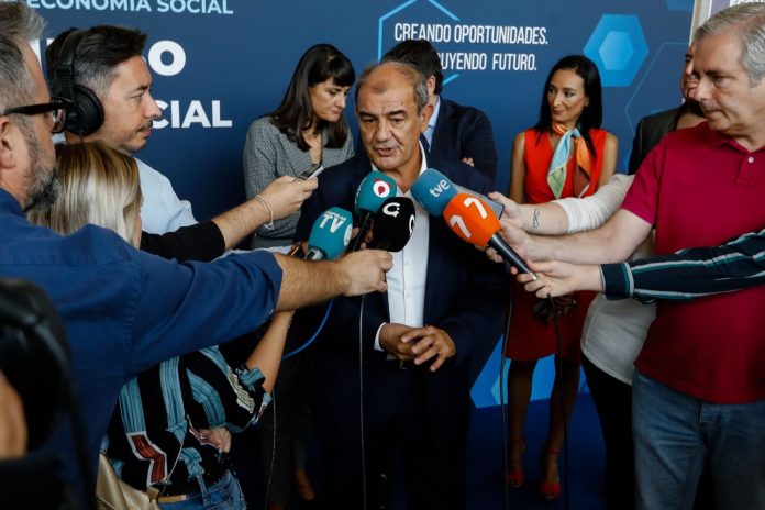 El presidente de la Confederación Empresarial Española de la Economía Social (CEPES), de Social Economy Europe, Ucomur y Ucoerm, Juan Antonio Pedreño, atiende a los medios durante la clausura deI I Congreso de Economía Social de España, en el Auditorio Víctor Villegas, a 20 de octubre de 2022, en Murcia, Región de Murcia, (España