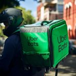 Reparto exprés al alza: Uber Eats y Just Eat impulsan a Carrefour y Dia y presionan al resto de cadenas