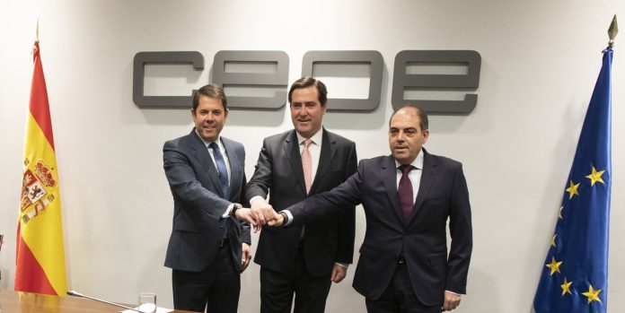 El presidente de Cepyme, Gerardo Cuerva; el presidente de CEOE; Antonio Garamendi, y el presidente de ATA, Lorenzo Amor