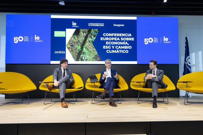 Gonzalo de la Cámara, Director IE Centre for Water & Climate Adaptation de IE University (moderador), Carles Navarro, CEO Basf España, y Arturo Gonzalo, CEO Enagas, durante la mesa redonda De cambio climático de la Conferencia Europea sobre Economía