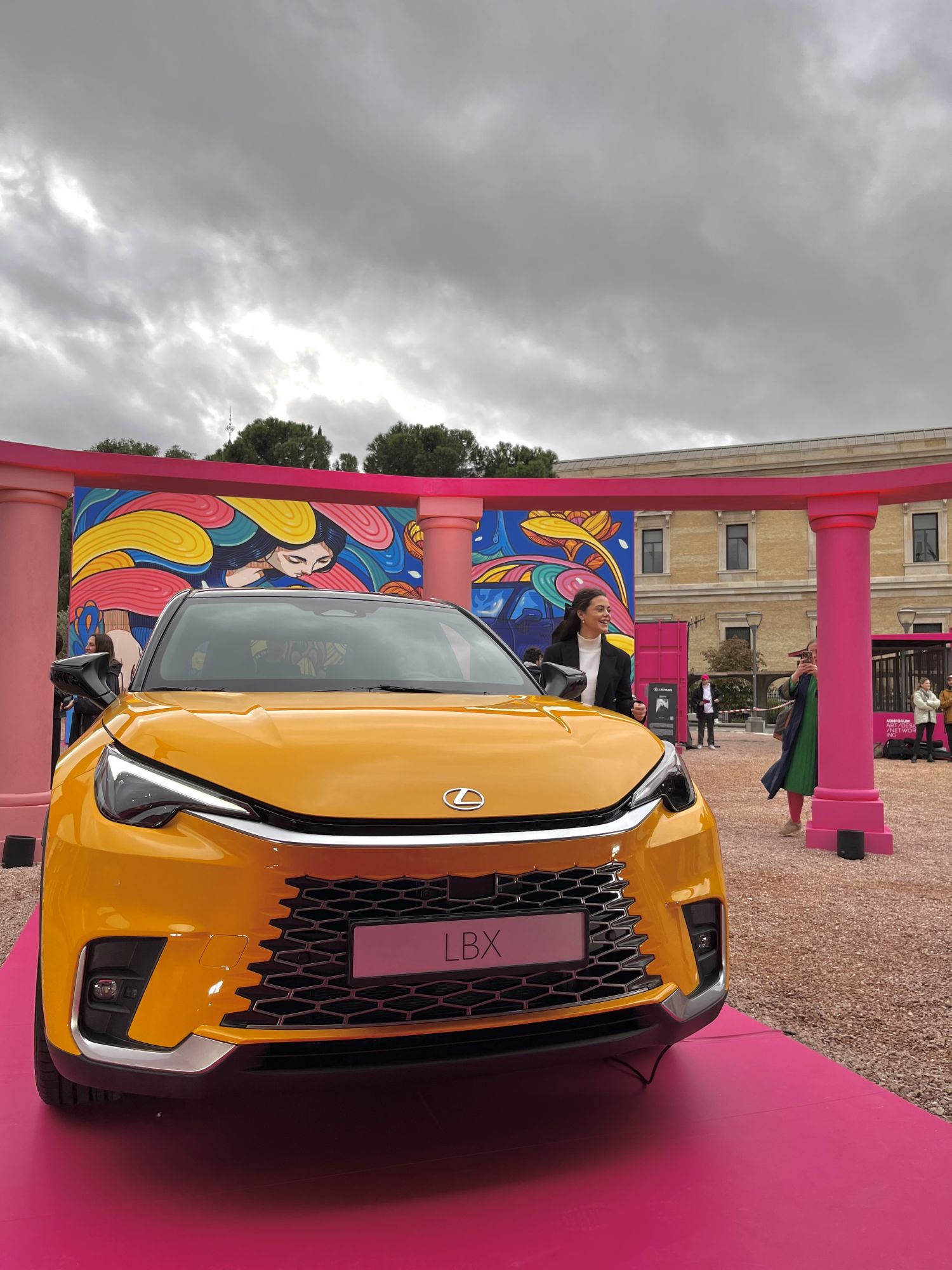 Lexus presenta su nuevo modelo LBX en un ambiente lleno de arte y belleza