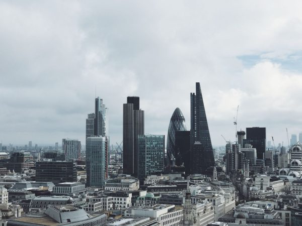 Las inmobiliarias europeas afrontan un alza de las refinanciaciones en 2024-2026 3 Merca2.es Inmobiliario robert bye unsplash 1 Merca2.es