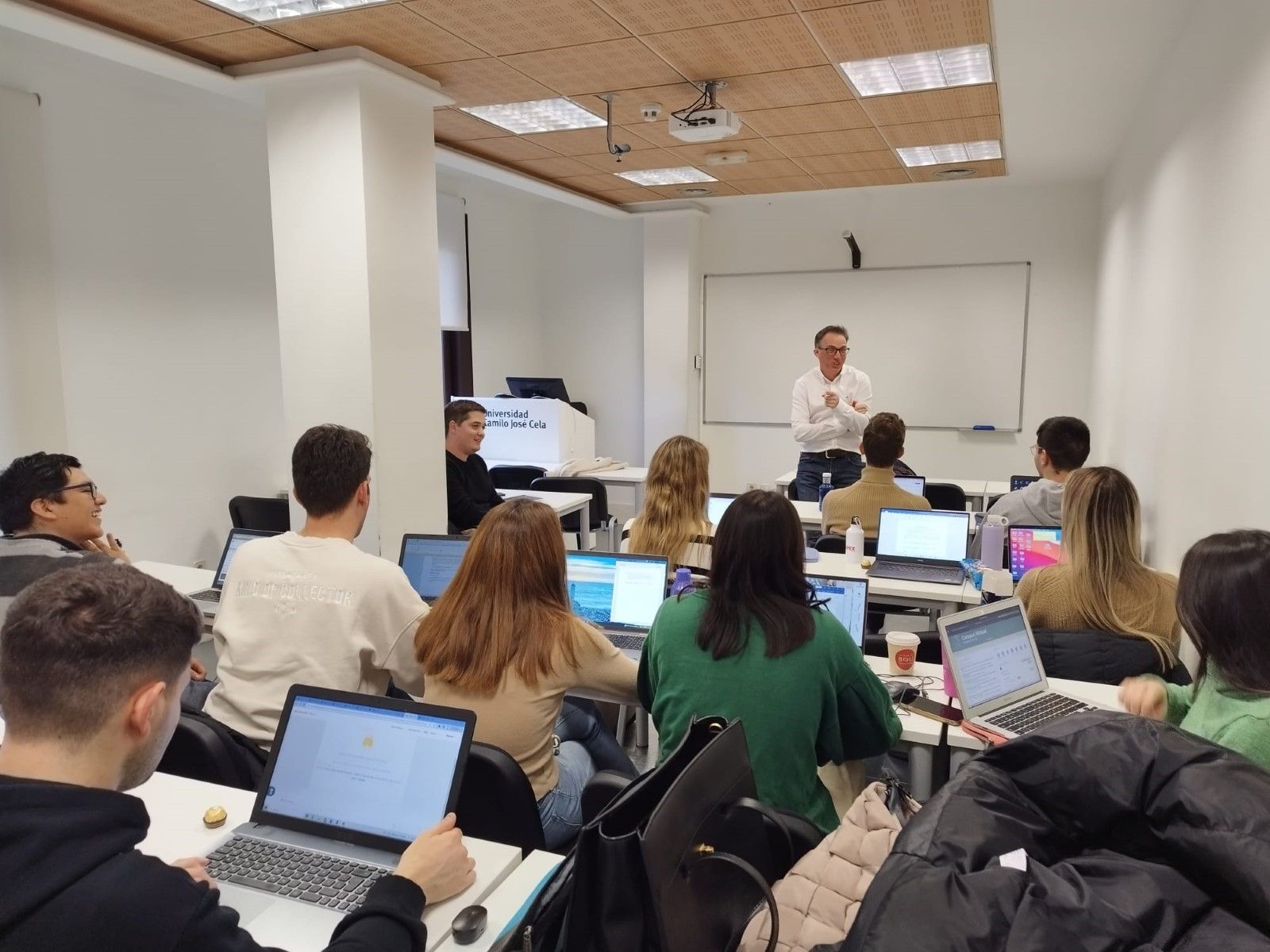 Mster en Comunicacin Poltica y Empresarial del ID Digital School y la UCJC Merca2.es