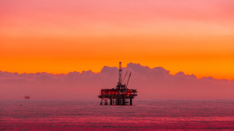 Petroleo mar unsplash 1 Merca2.es