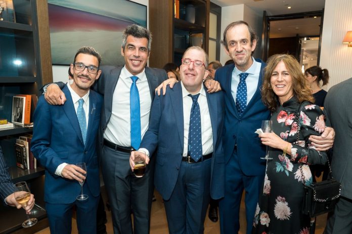 El Elenco de 'Campeonex' agradece a Javier Fesse en los premios Merca2