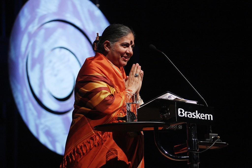 Así cultiva la justicia ambiental Vandana Shiva: defensora de la biodiversidad