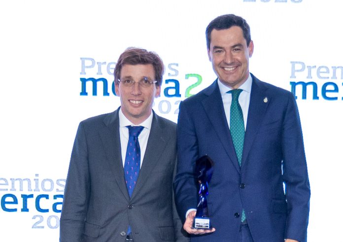 José Luis Martínez-Almeida, alcalde de Madrid, entrega a Juan Manuel Moreno Bonilla, presidente de Andalucía, el premio MERCA2