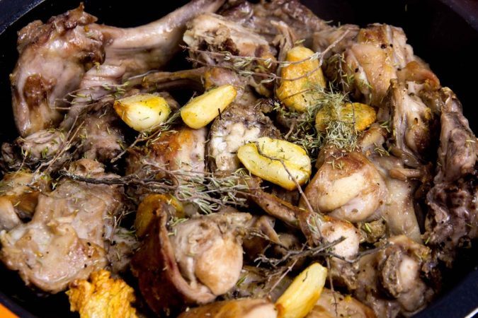 anadir al conejo al ajillo los ajos reservados tomillo y vino blanco Merca2.es