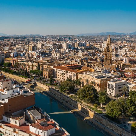 Esta es la ciudad de España peor valorada por los propios españoles 8 Merca2.es Por lo que respecta a los resultados de los indicadores urbanos, la decisión coincide