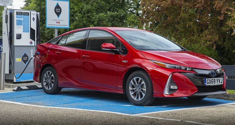 Si estás pensando comprarte un coche, te presentamos los que menos combustible consumen