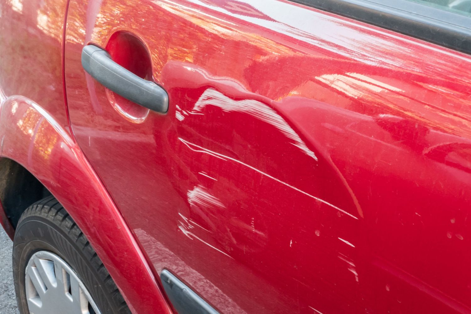 Los mejores trucos caseros para eliminar los arañazos de tu coche