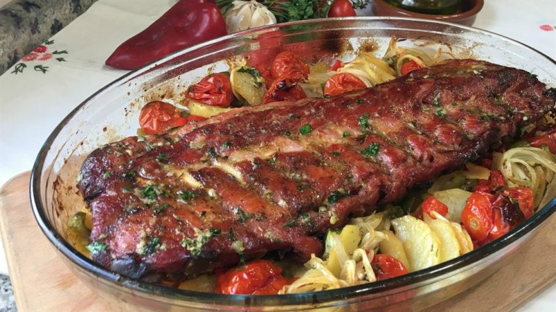 Costillas de Cerdo al Horno: Un Festín de Sabores y Jugosidad 59 Merca2.es costilla de cerdo con patatas panadera alta 1 Merca2.es