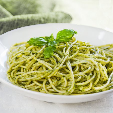 espaguetis al pesto con albahaca Merca2.es