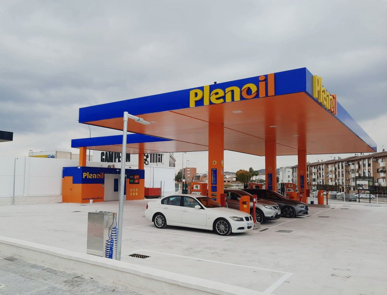 Las gasolineras ‘low cost’ duplican su número, derriban los precios y arrastran a Repsol, Cepsa y BP