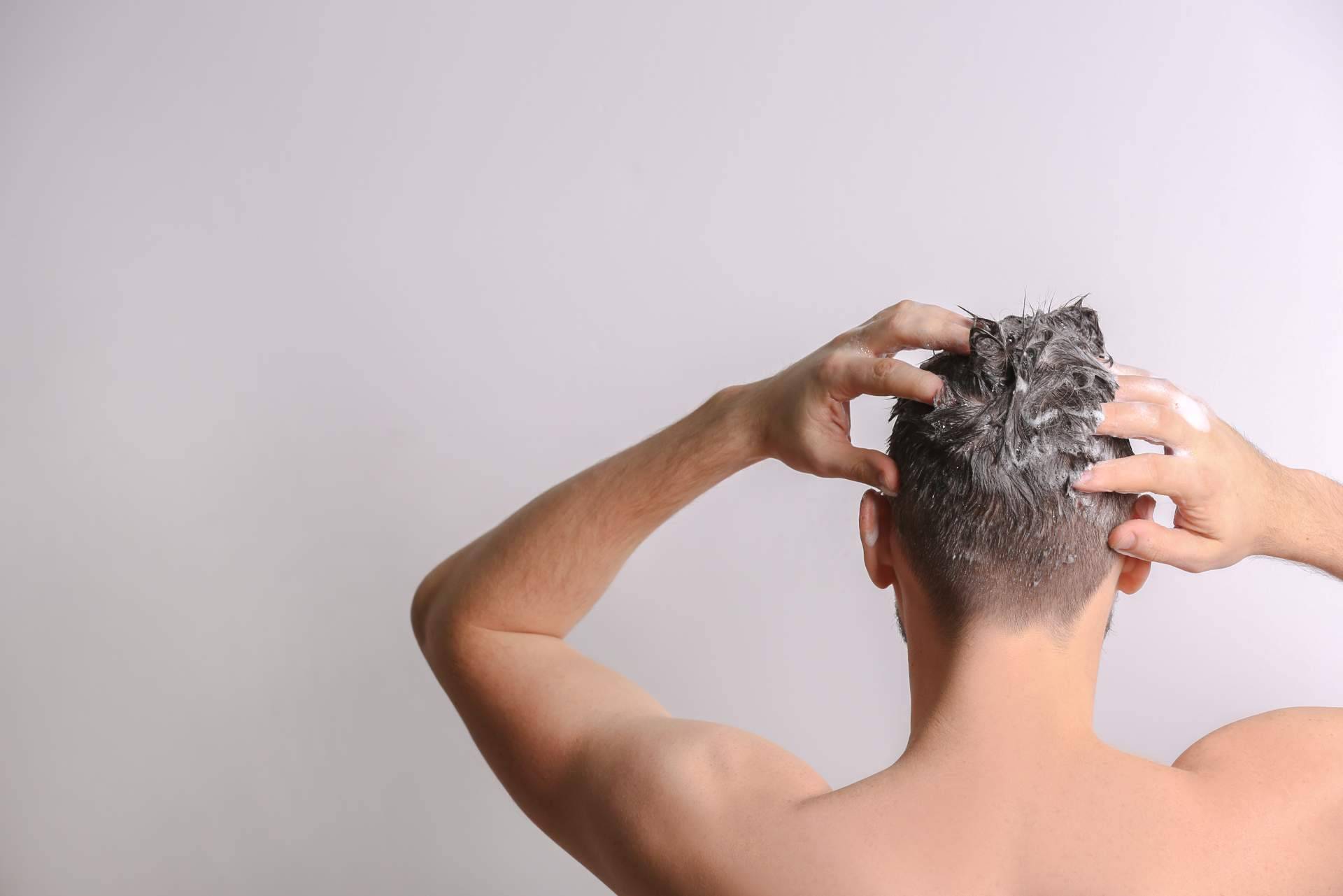 ¿Cómo lavar el cabello tras un trasplante capilar? El champú de Evocapil tiene la solución
