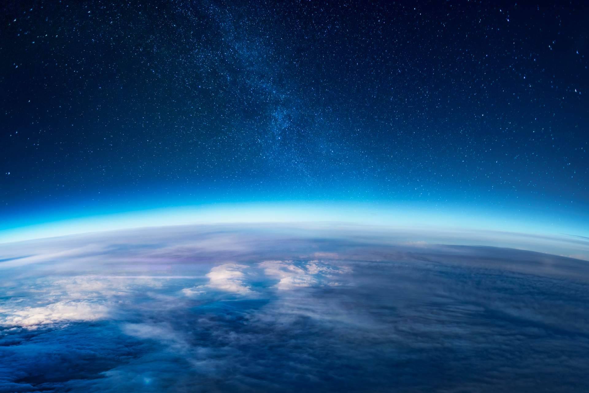 Lanzamiento de un gran globo que transporta los deseos hasta la estratosfera, por Universalglob
