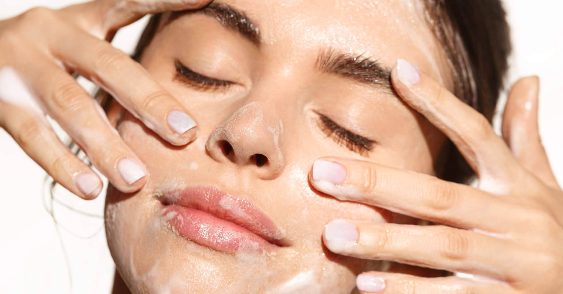 Los beneficios de comprar online el gel limpiador La Roche Posay, en Farmacia Laura Garín