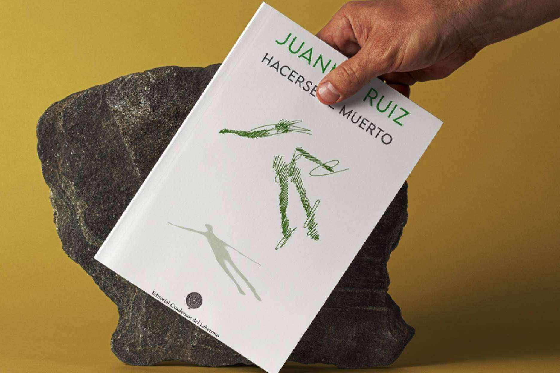 Llega ‘Hacerse el muerto’, el nuevo libro de Juanma Ruiz; ‘Tengo una fe renovada en el poder de la poesía’