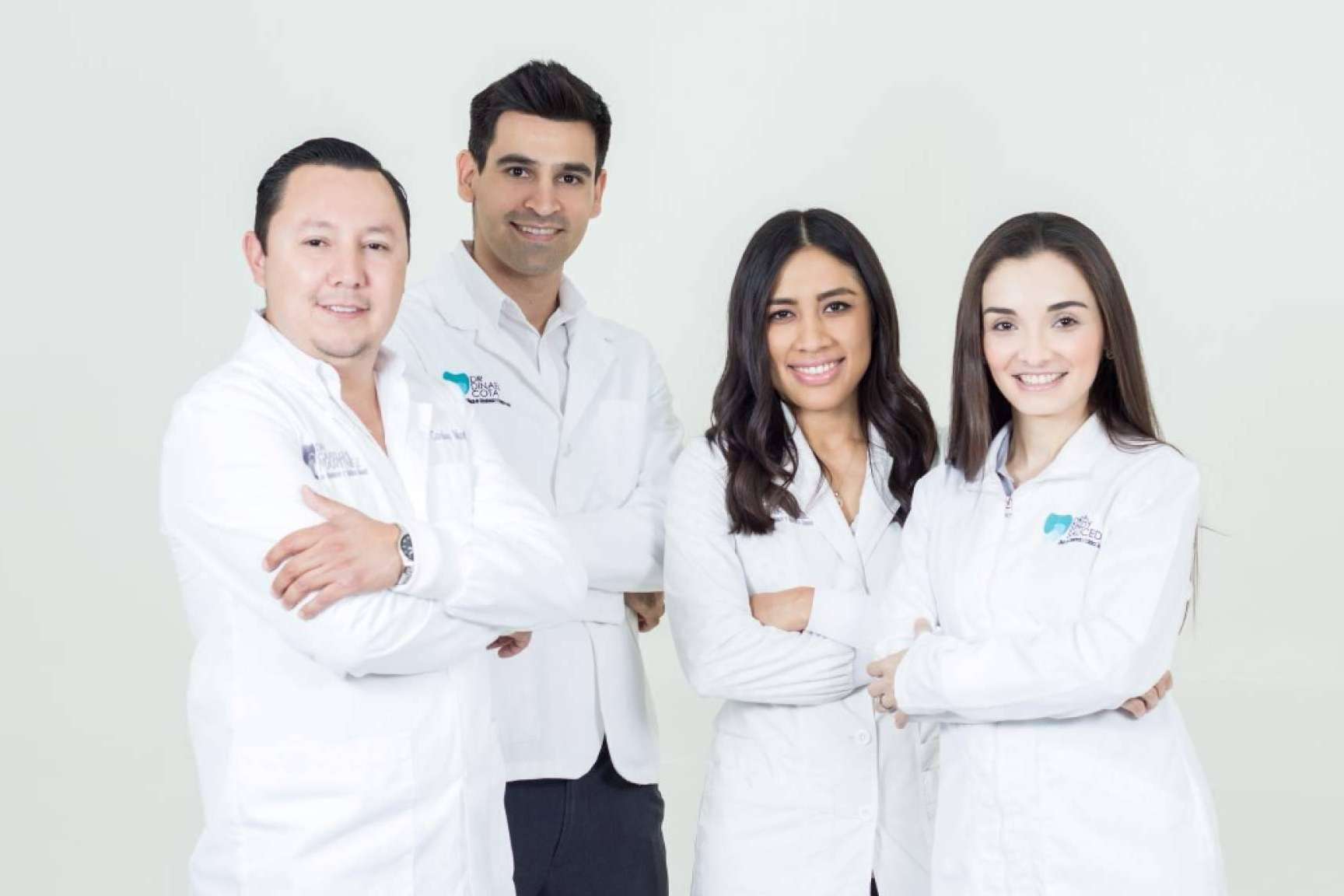 Los implantes dentales son la forma más eficaz de soportar un juego completo de dentaduras postizas