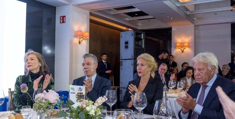 Juan Manuel Santos junto a Felipe González en la gala de los premios Merca2