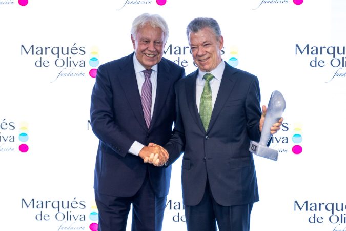 Juan Manuel Santos recibe el Premio de la Fundación Marqués de Oliva de manos de Felipe González