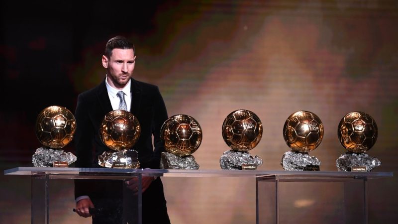 El balón de oro: el premio que corona a los mejores del fútbol y su últimos ganadores 2 Merca2.es leo messi balon de oro 1eicer0idlem51rbi8fblo226b Merca2.es