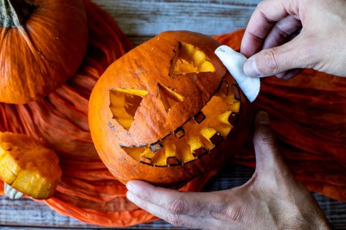 limpiar la cara de la calabaza con algodon Merca2.es