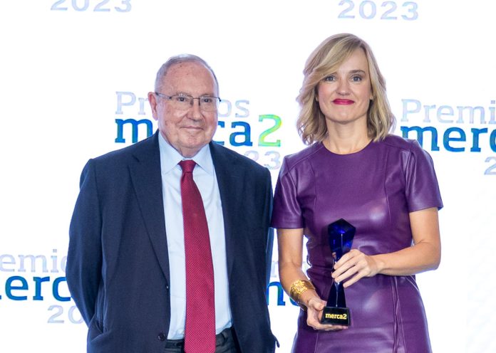 Pilar Alegría recoge el premio de MERCA2 de la mano de José Luis Bonet