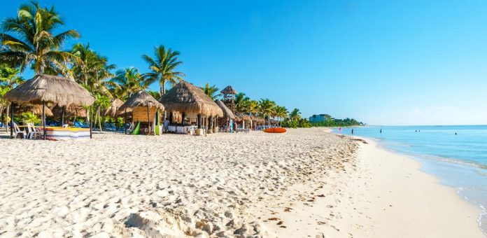 Playa del Carmen se encuentra al norte de la península de Yucatán, a apenas 70 kilómetros de Cancún. La isla de Cozumel, a solo 18 kilómetros frente a la costa, es el lugar perfecto para desconectar y practicar submarinismo. Igualmente, también es posible visitar las exóticas playas de Tulum, situadas a 65 kilómetros.