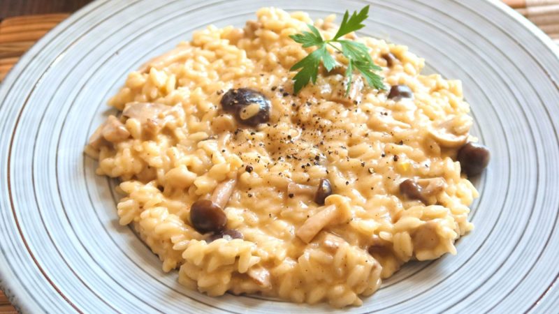Paso 3: agregar el sofrito primero y el arroz después