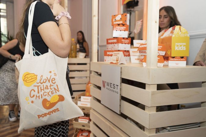 Popeyes supera los 100 restaurantes en España y sigue su crecimiento 3 Merca2.es stands Popeyes Merca2.es