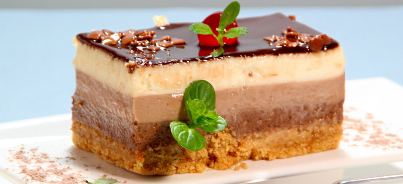 Receta de tarta de galletas y queso a los tres chocolates, un festín para los más golosos